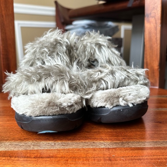 UGG Women's Fluff Sugar Burnt Olive Sandal - Picture 14 of 16